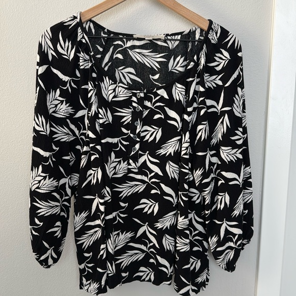 LOFT TOP IN BLACK AND WHITE LEAF PRINT ROUND NECK WITH 5 BUTTONS AT TOP 3/4 SLV - Picture 1 of 9